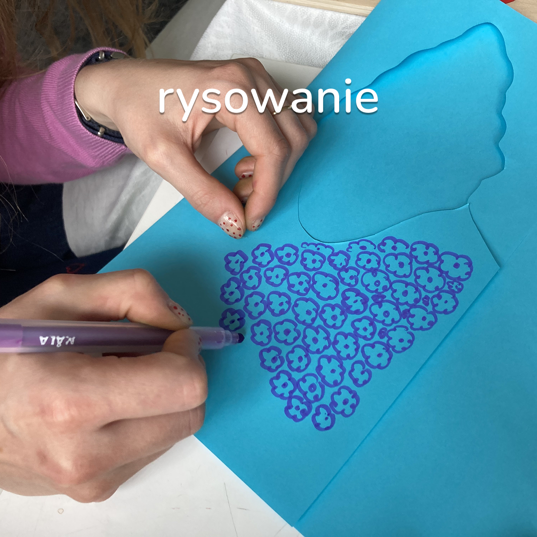 Dzieci układają kompozycję kwiatową na macie Koszyk